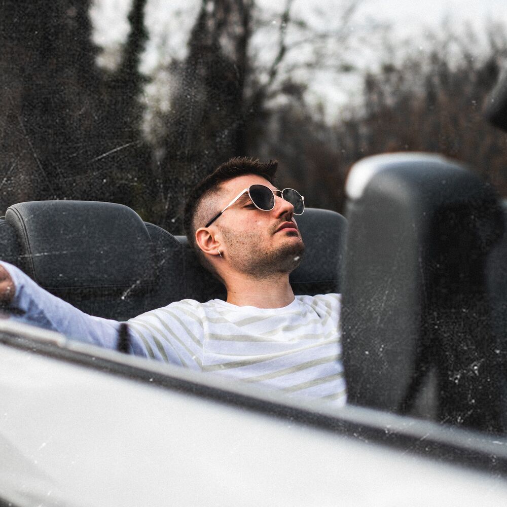 Saimon Sail, torna nei digital store con il nuovo singolo “Backseat”
